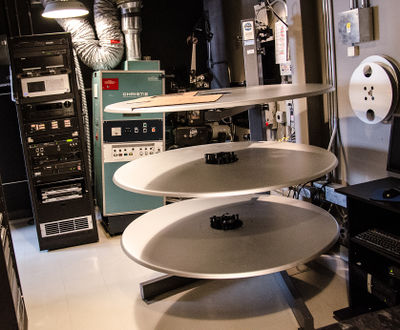 35mm Film Projector - Tour of a Movie Theater Projection Room [HD] 